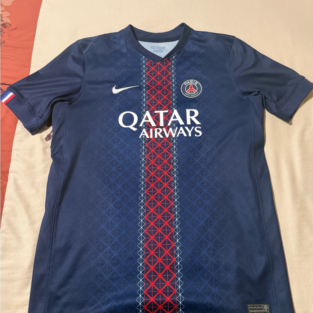 Nike Kids Paris Saint-Germain Navy Blue Soccer Top with Red Stripe. Doue’
